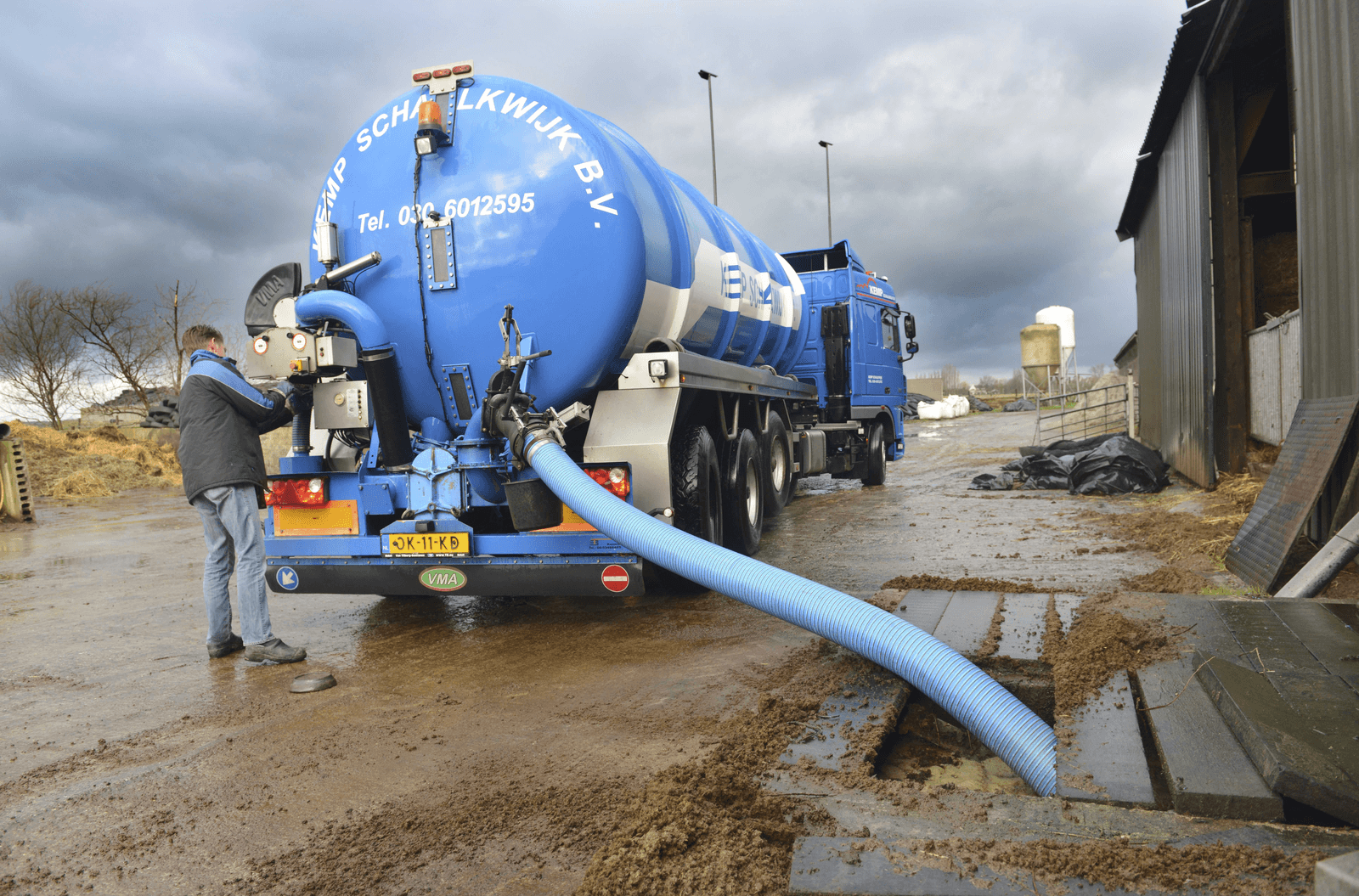 Mest ophalen bij melkveebedrijf.<em><br />Foto: William Hoogteyling</em>