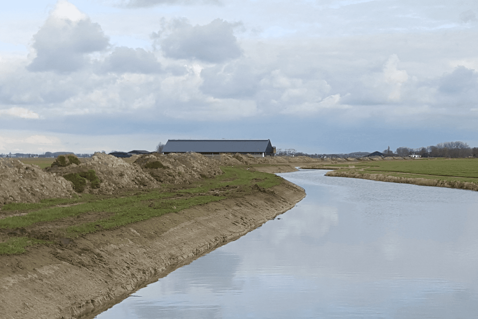 De watergang Skalsumer Feart wordt 4 meter verbreed.<br /><em>Foto: Bouke Poelsma </em>