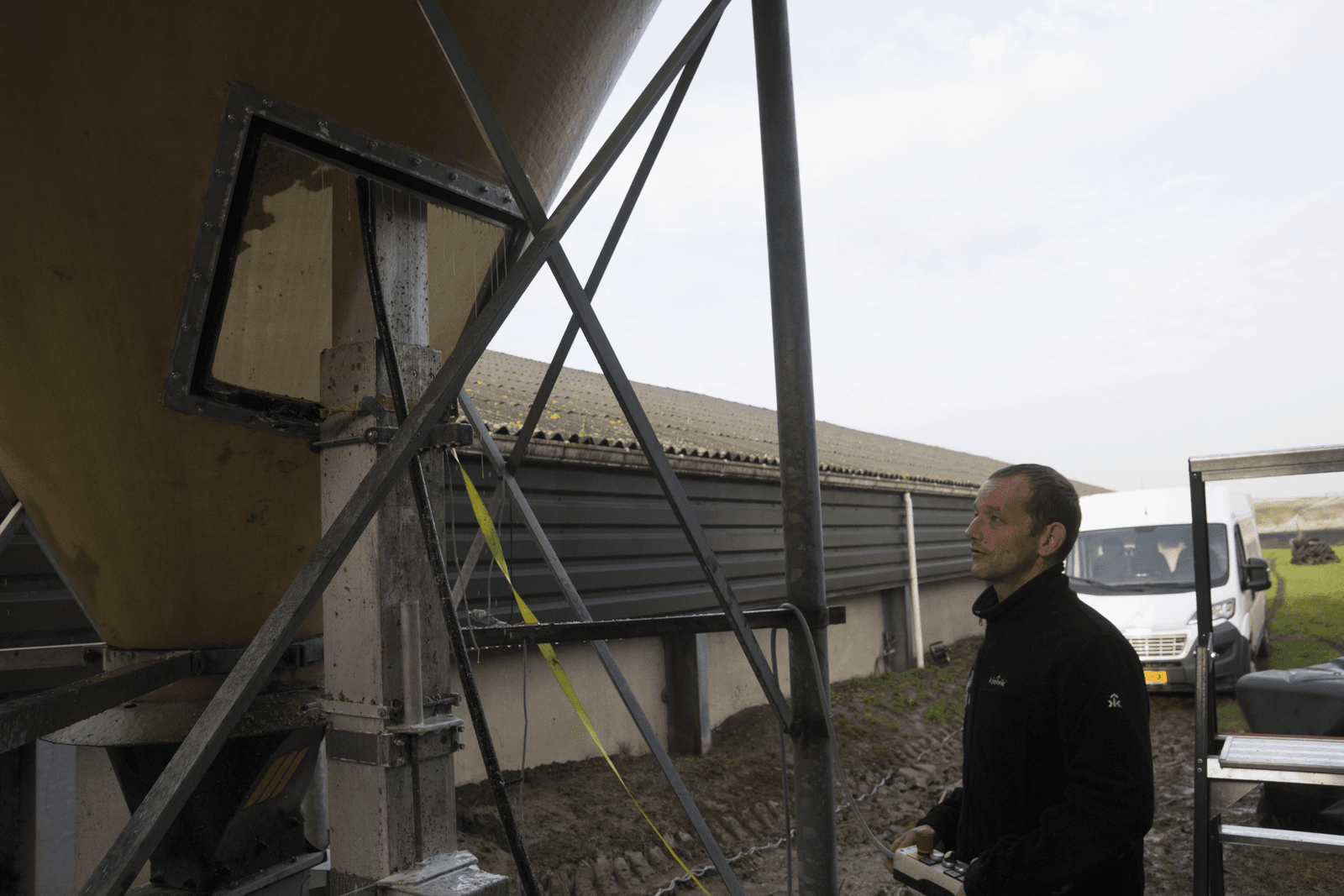 Om de spuitrobot toegang te bieden tot deze silo was een extra mangat nodig in de zijwand.<br /><em>Foto: Theo Galama</em>