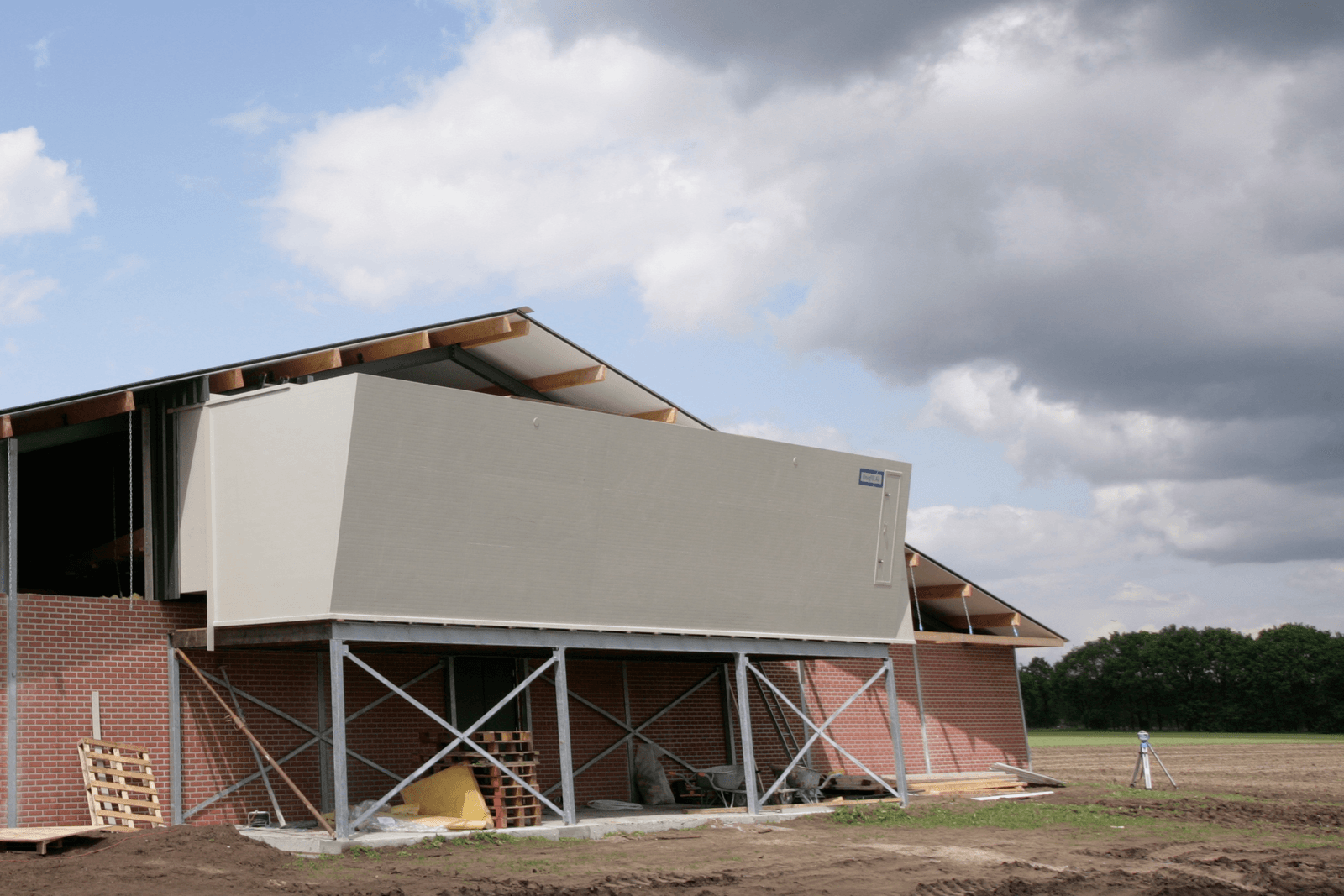 Een varkensstal in aanbouw met luchtwasser. De uitstoot van ammoniak is beter te beperken bij intensieve productie. Foto: Michel Zoeter