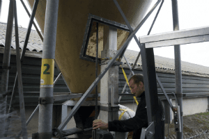Krachtvoersilo's reinigen met spuitrobot