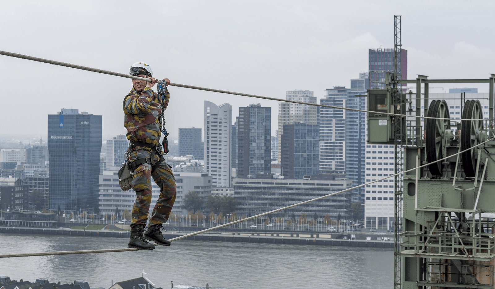 Militaire oefening in Rotterdam. Volgens een Defensie-medewerker weten jongeren niet meer wat afzien is, schrijft Boerderij-redacteur Margreet Welink. Foto: ANP