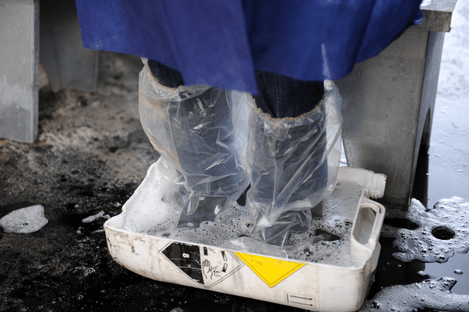 Een Franse pluimveehouder ontsmet zijn schoenen. Foto: ANP