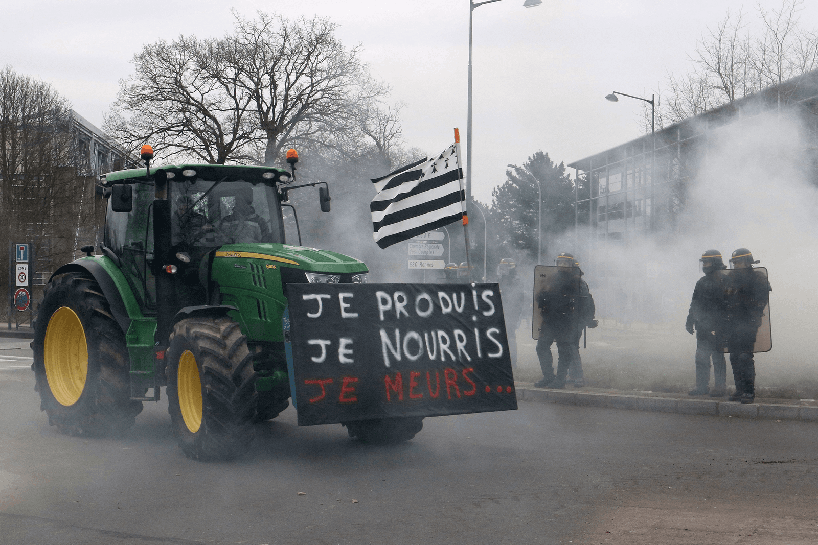 'Ik produceer. Ik voed. Ik sterf.' Dit staat op het protestbord. Franse boeren roepen al maanden om compensatie voor de aanhoudend lage prijzen voor hun zuivelproducten en vlees. Afgelopen week gingen ze weer massaal de straat op. Foto: EPA