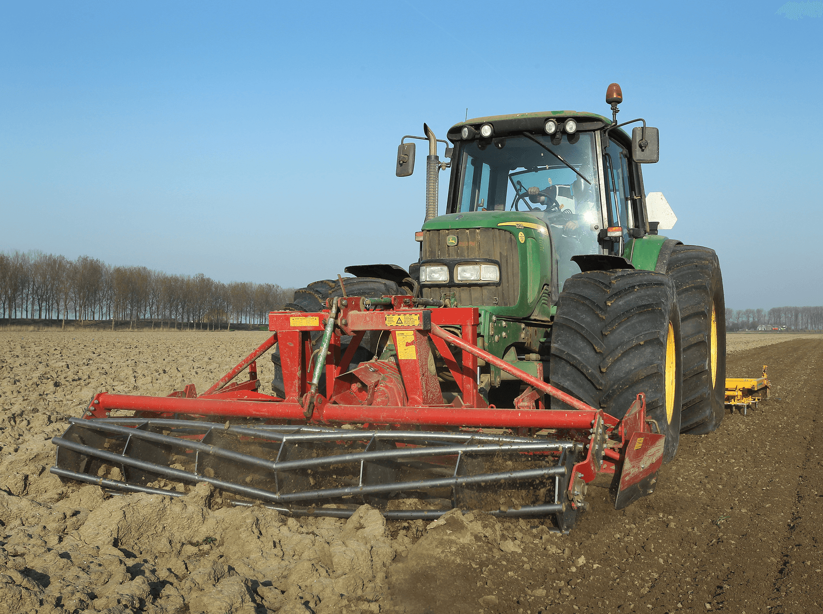 Zaaibedbereiding in West-Brabant. Bij een deelbouw brengt de eigenaar de grond zaaiklaar in. Foto: Peter Roek