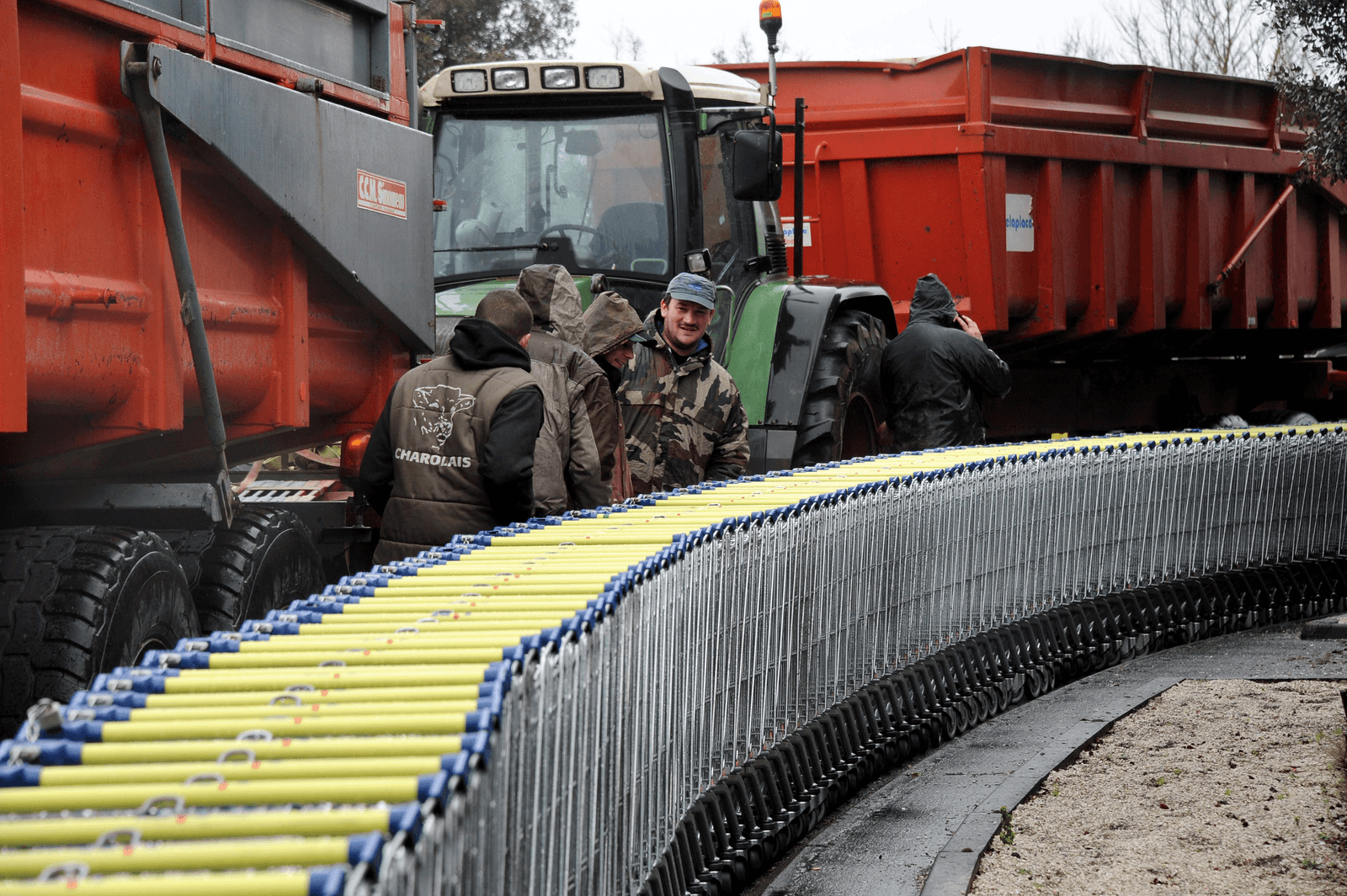 Franse varkens- en melkveehouders voeren actie bij een supermarkt. Foto: ANP