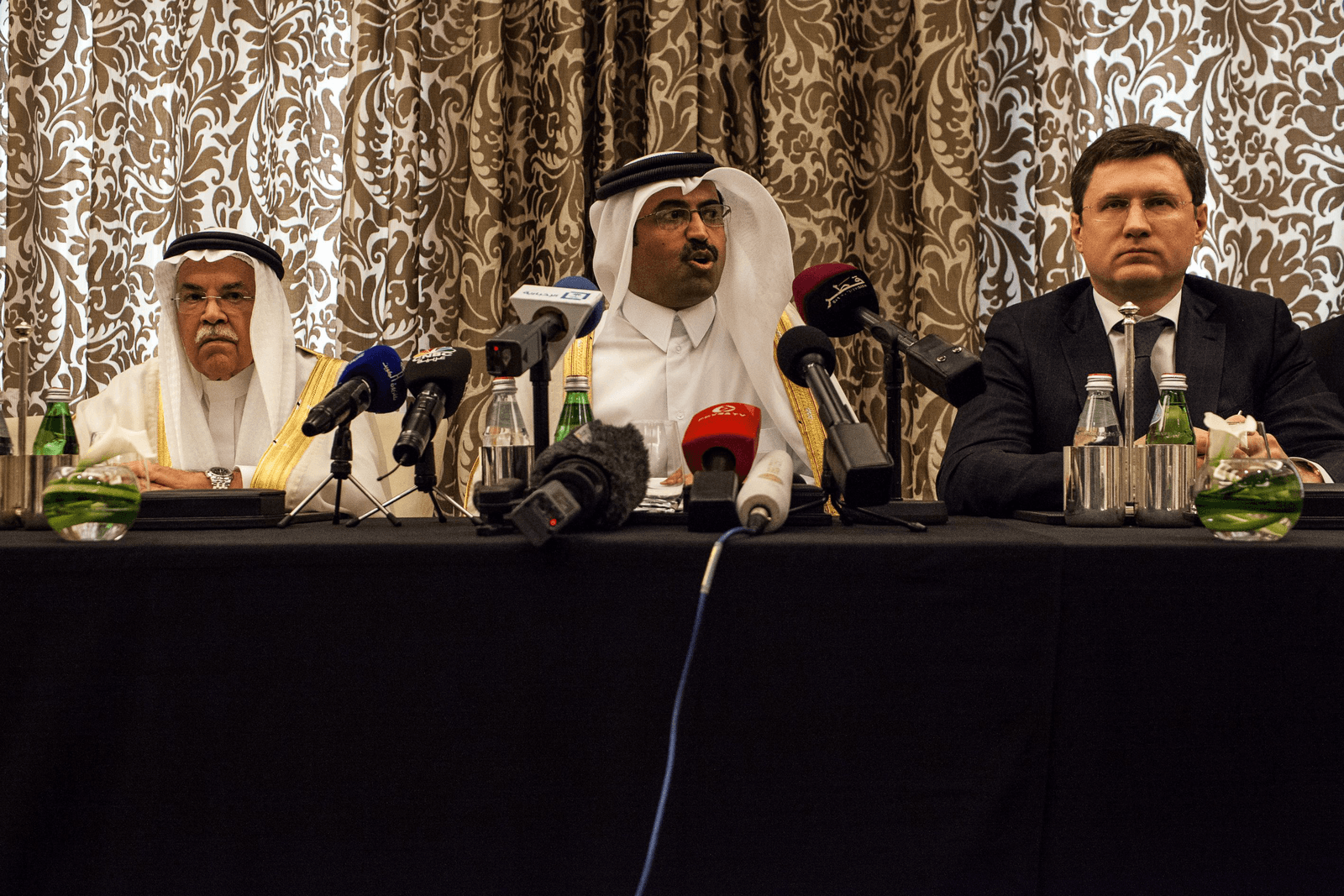 Vlnr: de minister van olie van Saudi-Arabië Ali al-Naimi, de energieminister van Qatar Mohammed Saleh al-Sada en de energieminister van Rusland</p> <p>Alexander Novak in Doha waar ze de olieproductiebeperking bekendmaakten. Foto: ANP
