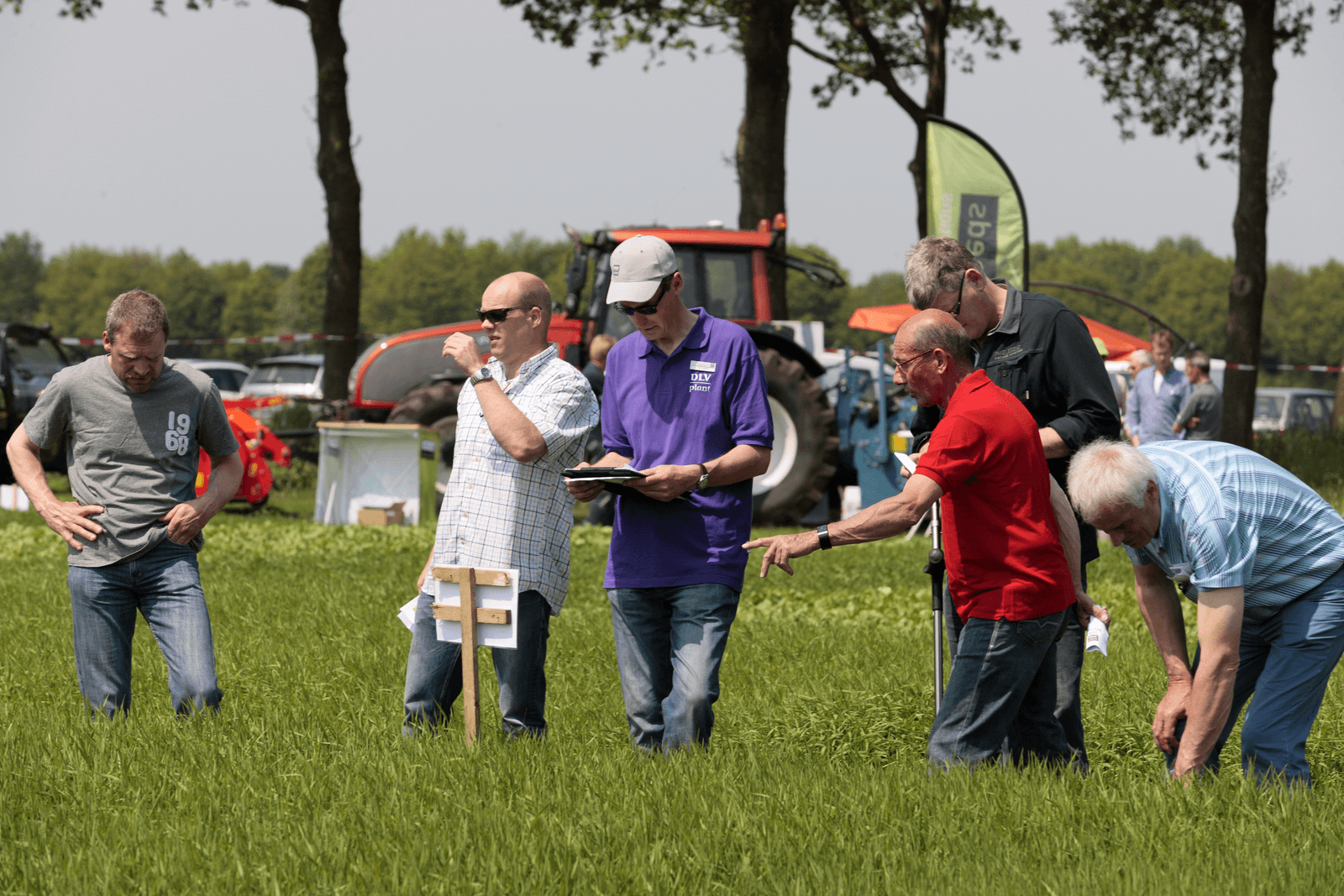 Akkerbouwers bekijken een proefveld in het kader van het verhogen van graanopbrengsten. Door telers ingediende onderzoeksvoorstellen zijn nu gerangschikt. Foto: Jan Willem van Vliet