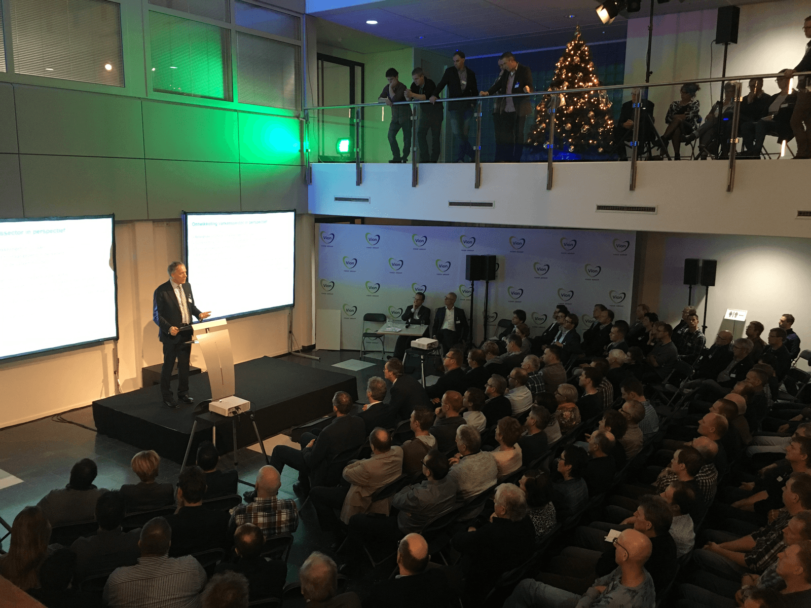 Frans Stortelder van Vion spreekt de deelnemers aan het GFS-concept toe tijdens de feestelijke lustrumviering, op het nieuwe hoofdkantoor van Vion in Boxtel, donderdagavond. Foto: Frank Bussink
