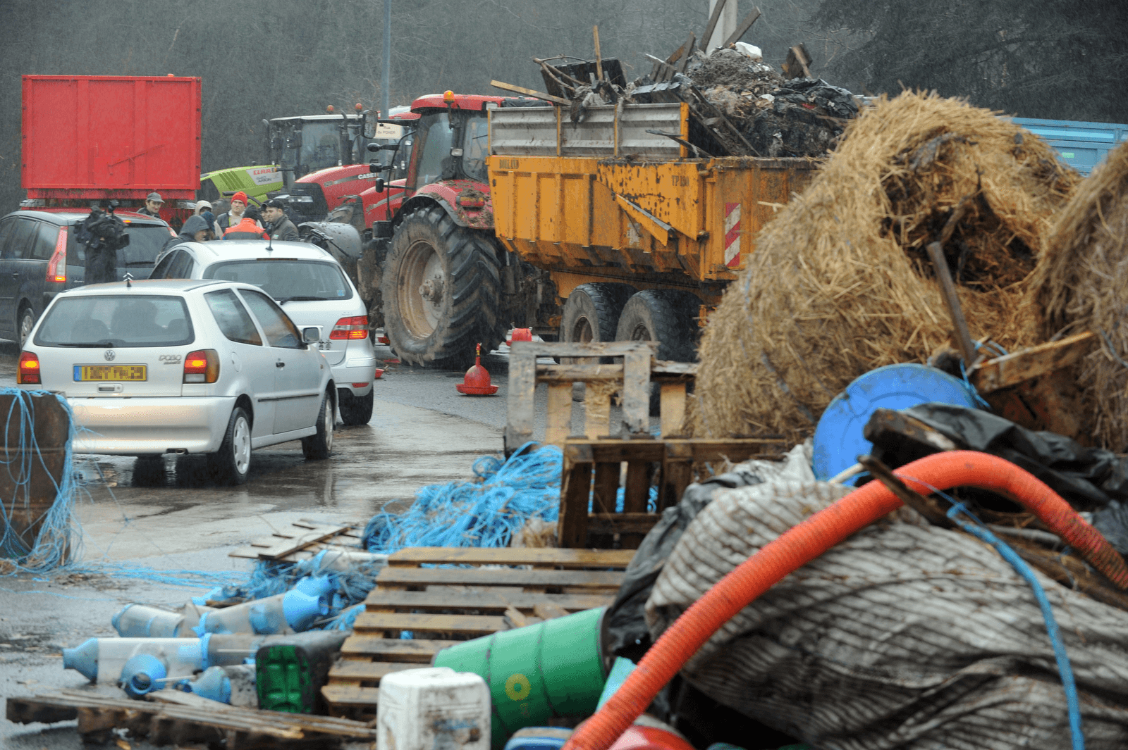 Franse boeren blokkeren de toegang tot een hypermarkt in Quimper, West-Frankrijk. Foto: AFP