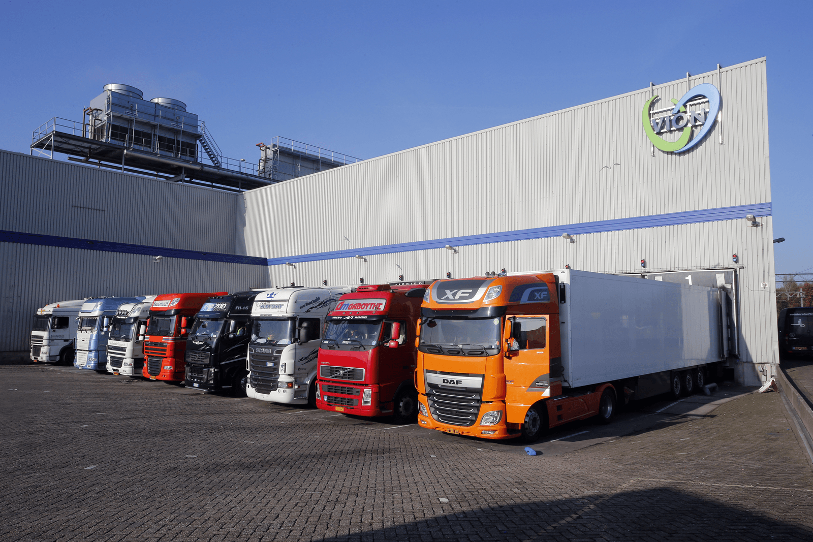 Vrachtwagens worden geladen met varkensvlees. Foto: Bert Jansen