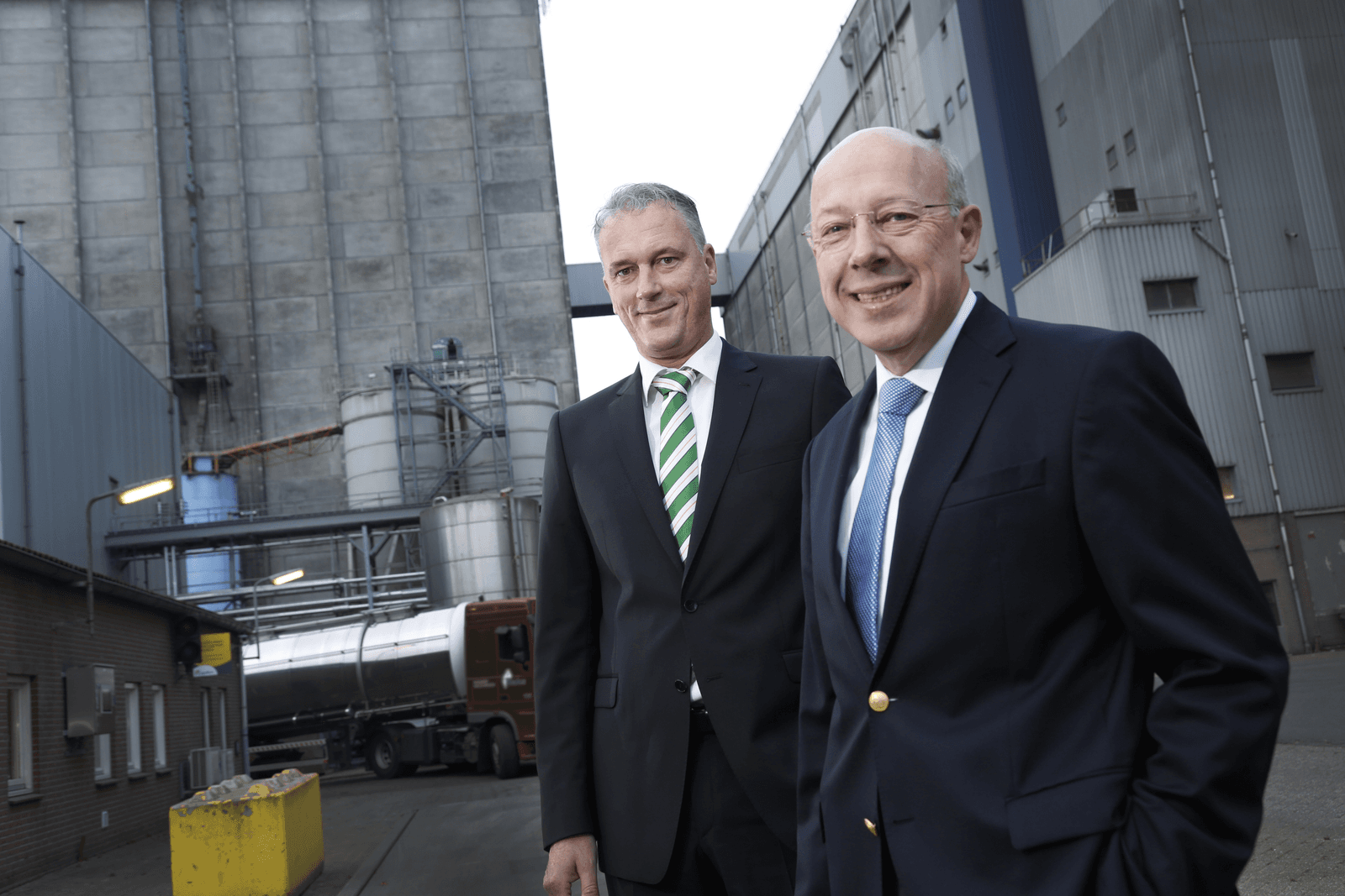 Sectormanager varkenshouderij Jeroen van Driel (links) en Joost Helsen, directeur Feed voor de fabriek in Veghel die momenteel grootschalig wordt gerenoveerd. Foto: Agrifirm
