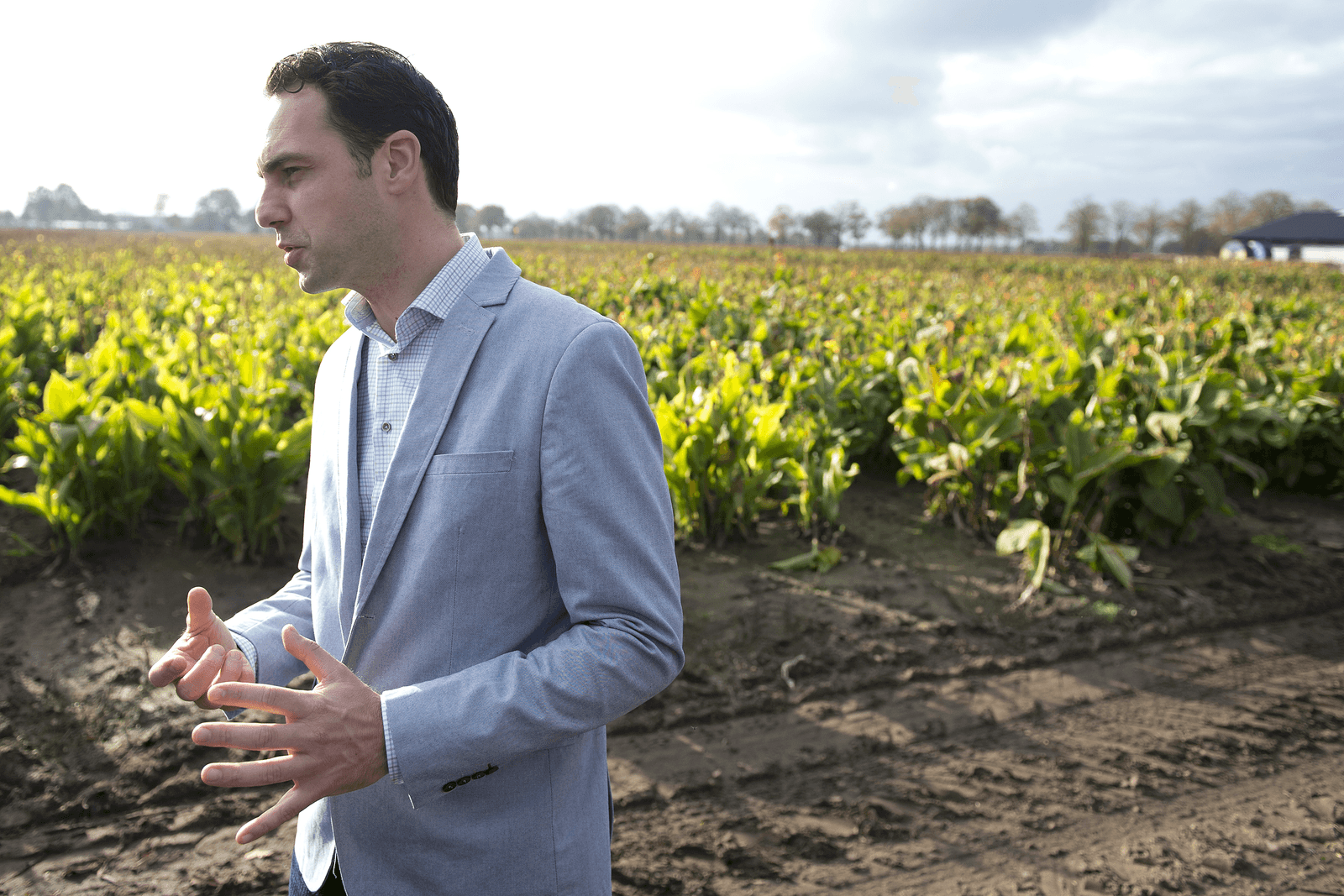 Staatssecretaris Martijn van Dam op werkbezoek bij een gemengd bedrijf in Horst (L.). <br />Foto: ANP