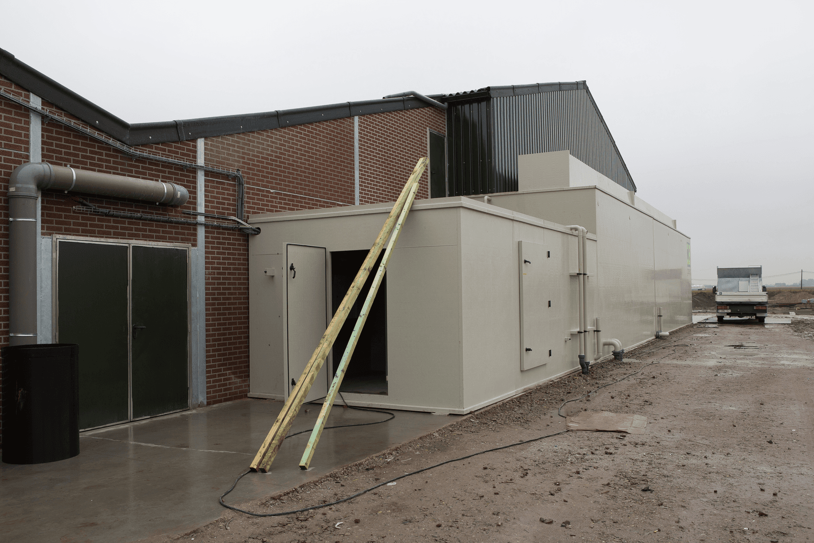 Een luchtwasser in aanbouw. Deze vermindert de uitstoot van ammoniak en geur. Foto's: Peter Roek