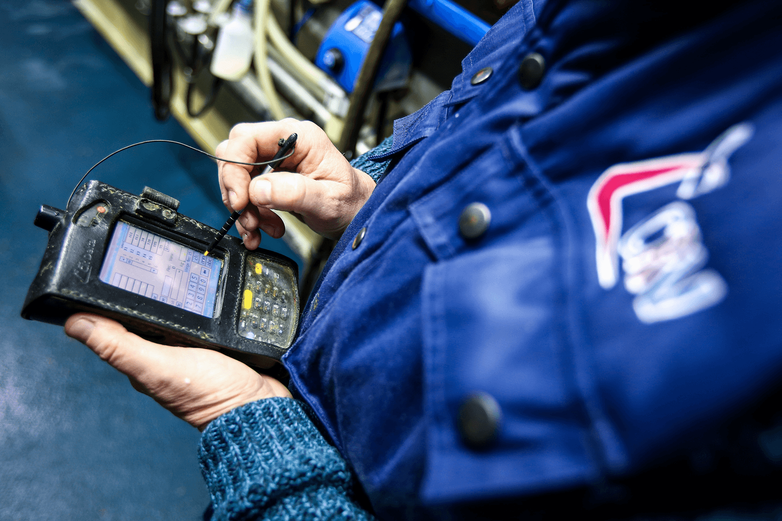 Een CRV-medewerker aan de slag bij een van de oudste activiteiten van de coöperatie: de melkcontrole. Foto: Sebastiaan Rozendaal