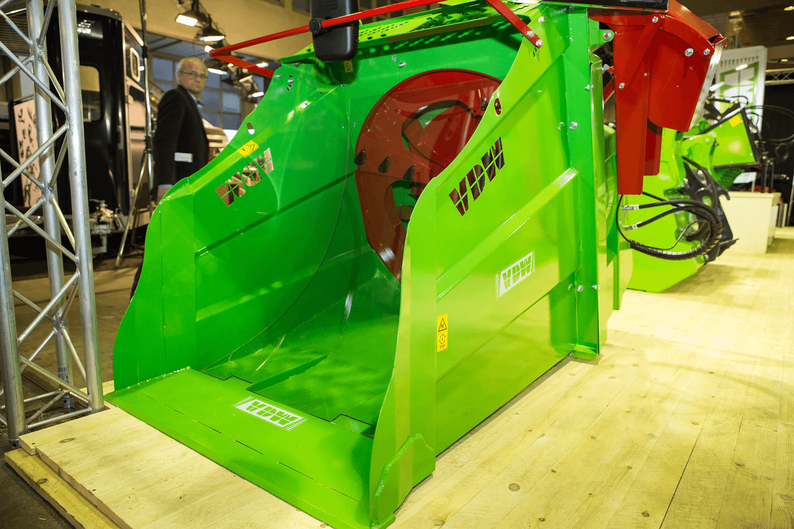 VDW blazer voor minishovel. Deze ministroblazer heeft slechts 60 liter olie per minuut nodig en weegt zo n 500 kilo minder door het ontbreken van een bodemketting en verdeelwalsen voor de turbine. De turbine is nu voorzien van een vijzel en draaiende krans om stro direct door de blaaspijp te werken. Foto's: Peter Roek