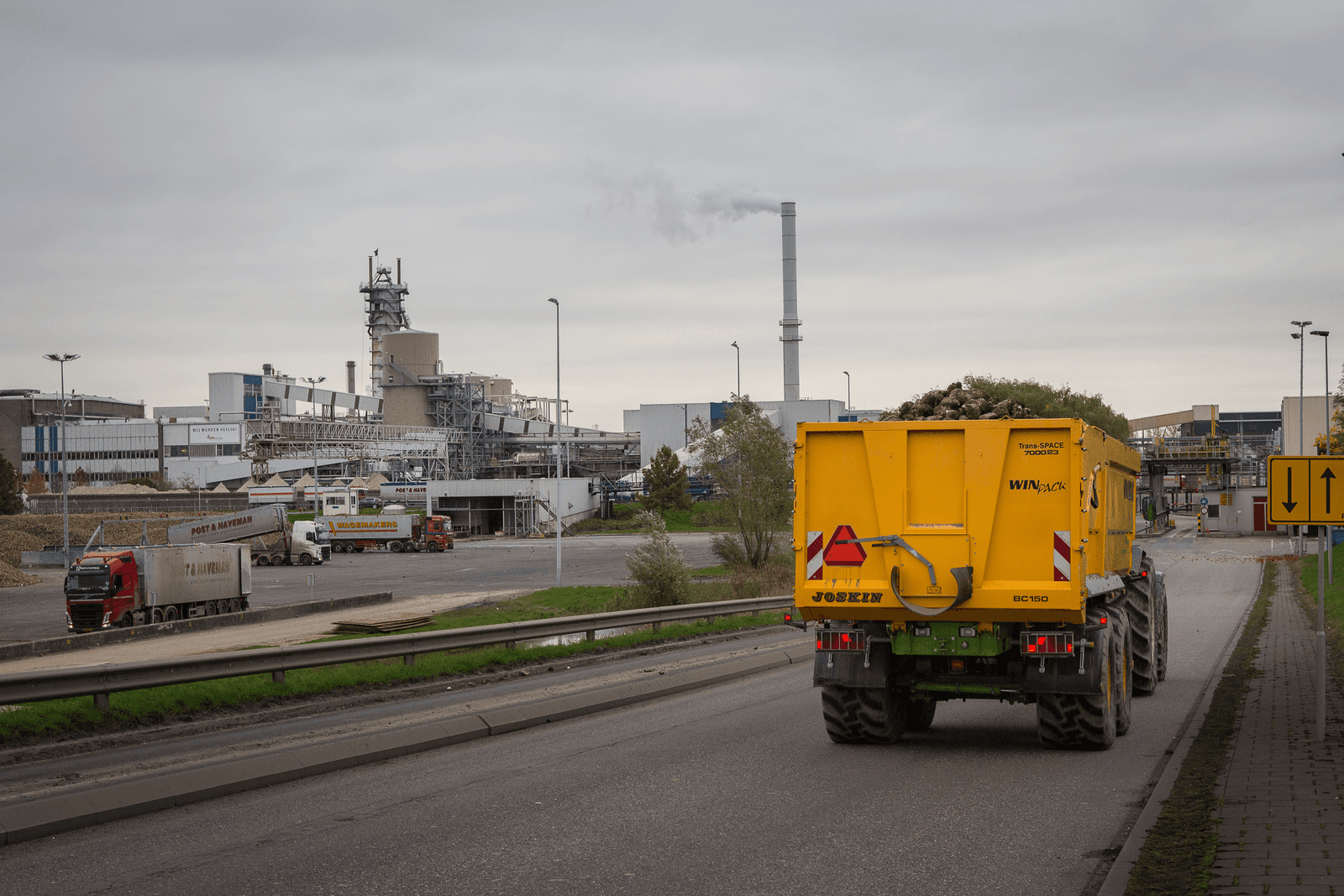 Aanvoer van suikerbieten bij de Suiker Unie-fabriek van Cosun in Dinteloord. Foto: Peter Roek