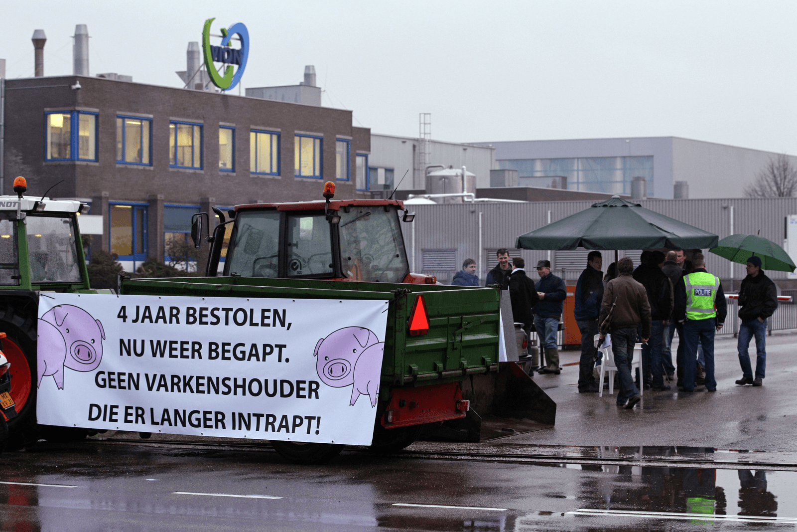 In 2011 blokkeerden varkenshouders de Vion-slachterij in Apeldoorn. Foto: ANP