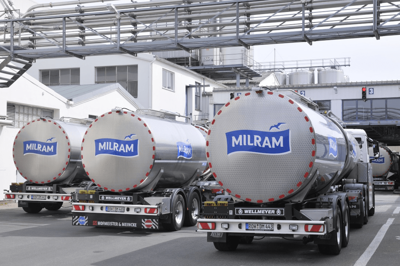 RMO's van Milram (een van de zuivelmerken van DMK) bij een fabriek van het Duitse zuivelbedrijf. Foto: DMK