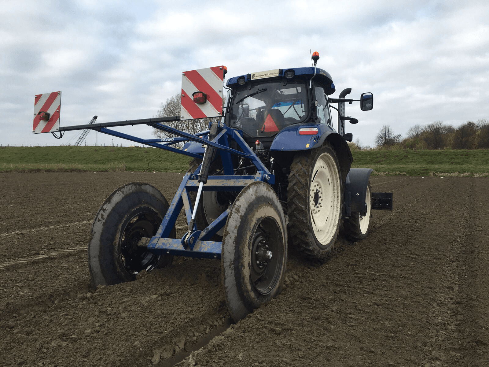 De spoorbreedte is verstelbaar tussen 1,5 en 2,25 meter.