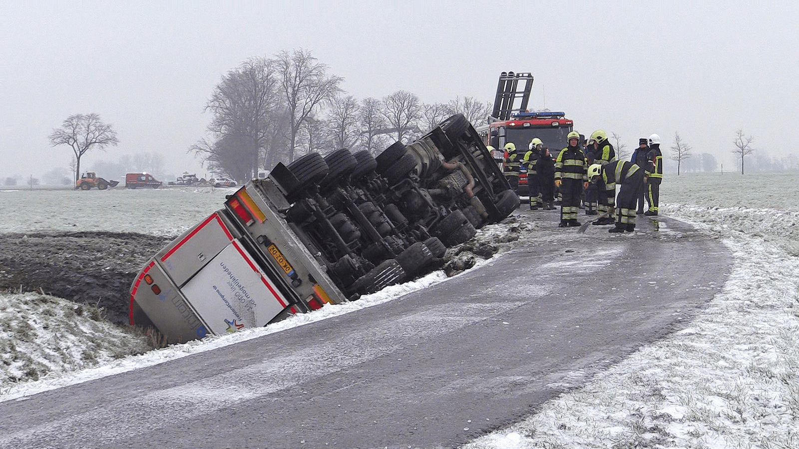 Een melkwagen van FrieslandCampina belandde begin januari door de gladheid in de sloot. Foto: ANP