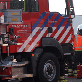 Brand in loods met tractoren en heftrucks