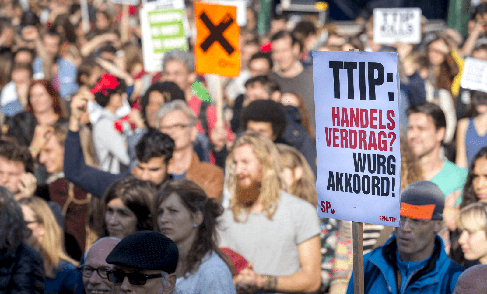 Er is veel weerstand tegen handelsverdrag TTIP. Op 10 oktober 2015 gingen Nederlanders de straat op om er tegen te protesteren. Foto: ANP