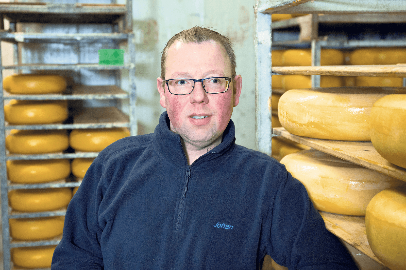 Gedupeerde kaasmaker Johan Noordam: 'Tja, wie waren het? Zeg het maar. Afgelopen jaar is bij meer kaasmakers ingebroken.' Foto: Herbert Wiggerman
