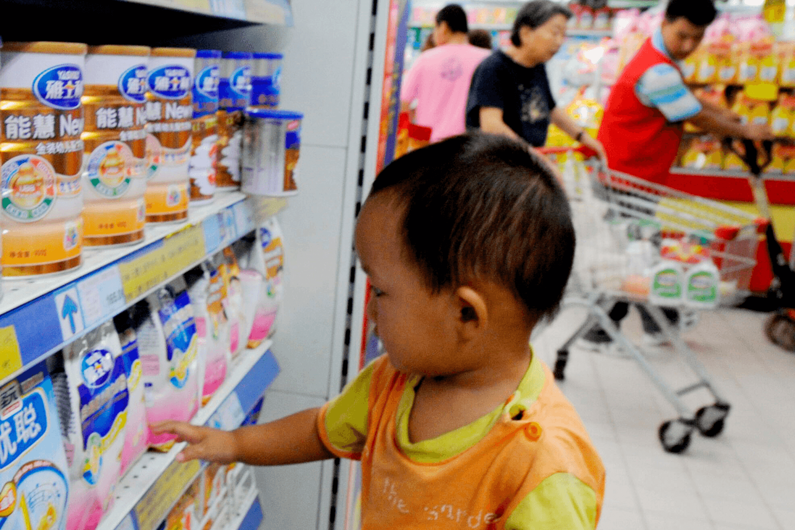 Babyvoeding van Yashili in het schap van een Chinese supermarkt. Foto: ANP