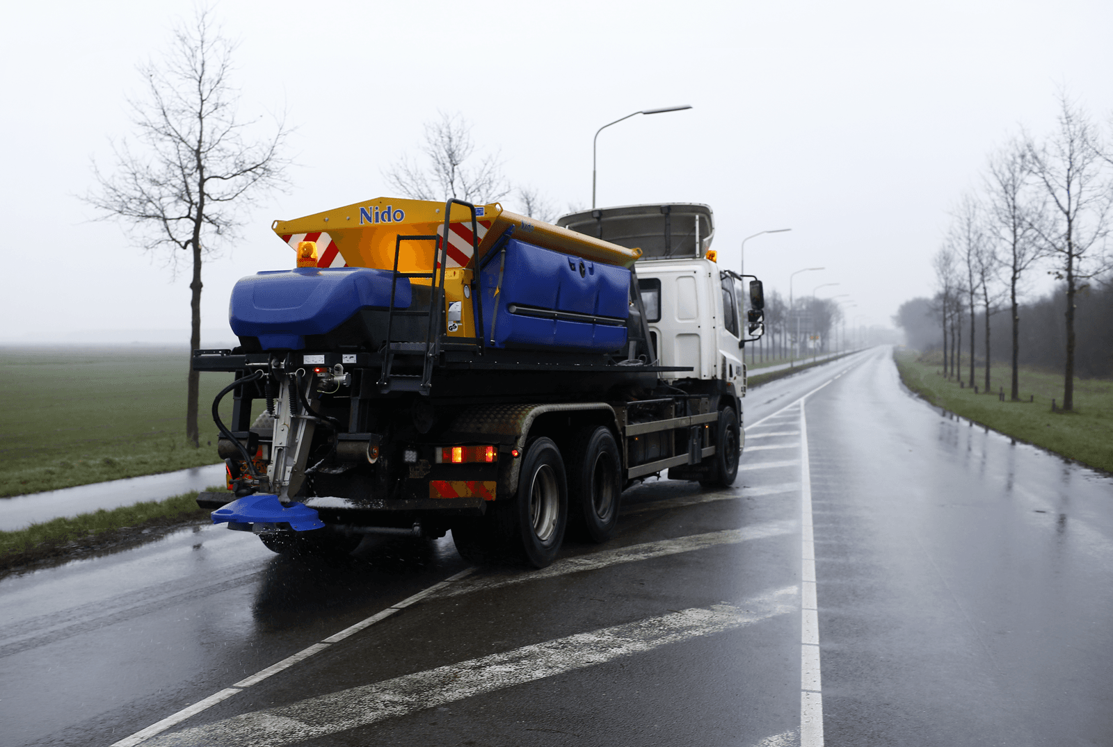 Een strooiwagen bestrijdt de gladheid in het Noorden. Foto: ANP