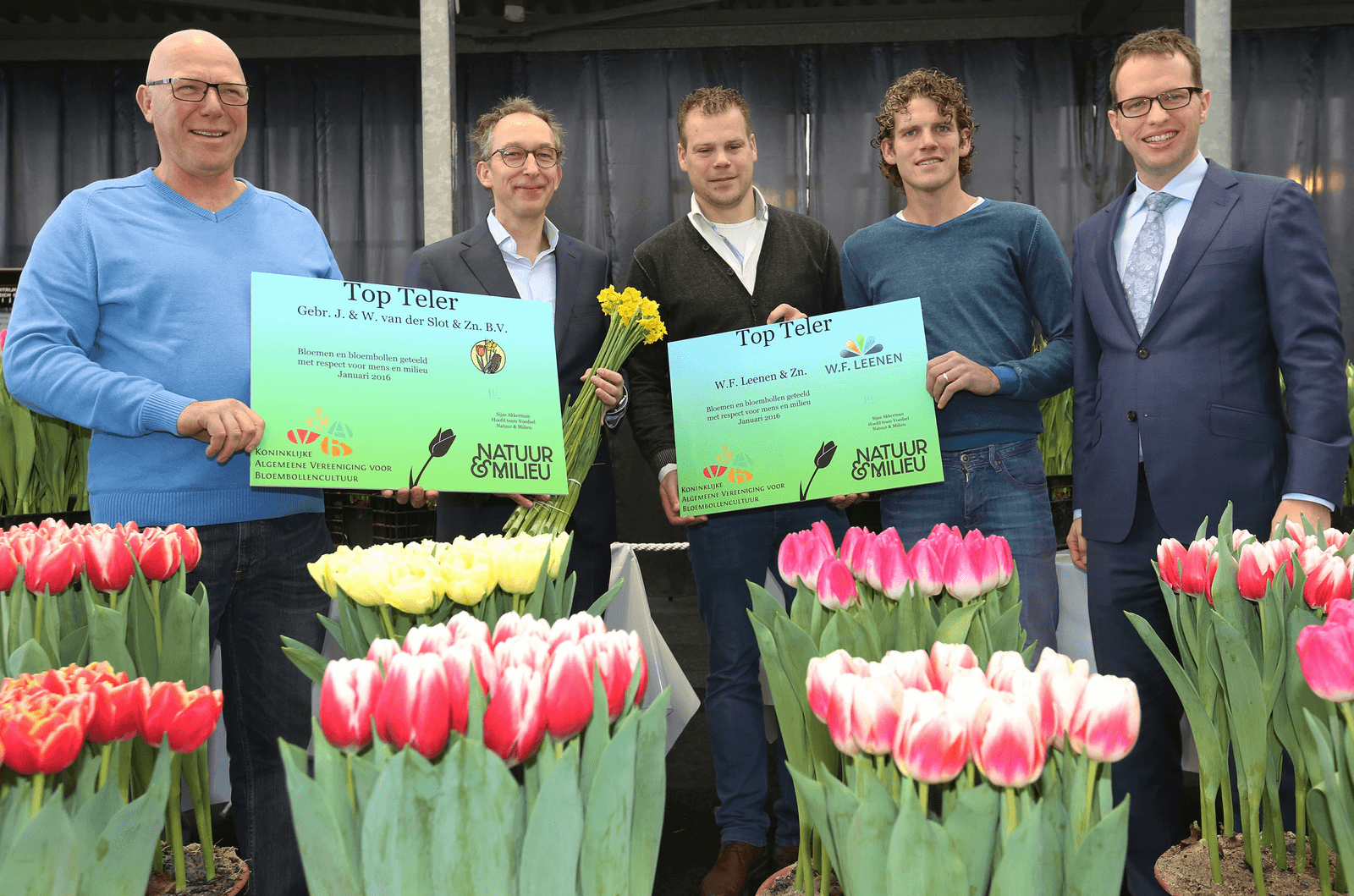 Van links naar rechts: René van der Slot, Sijas Akkerman, Jaco Leenen, Dirk Leenen en André Hoogendijk bij de benoeming van Top Teler op de Mechanisatietentoonstelling in Vijfhuizen (N.-H.). Foto: Alpha Communications