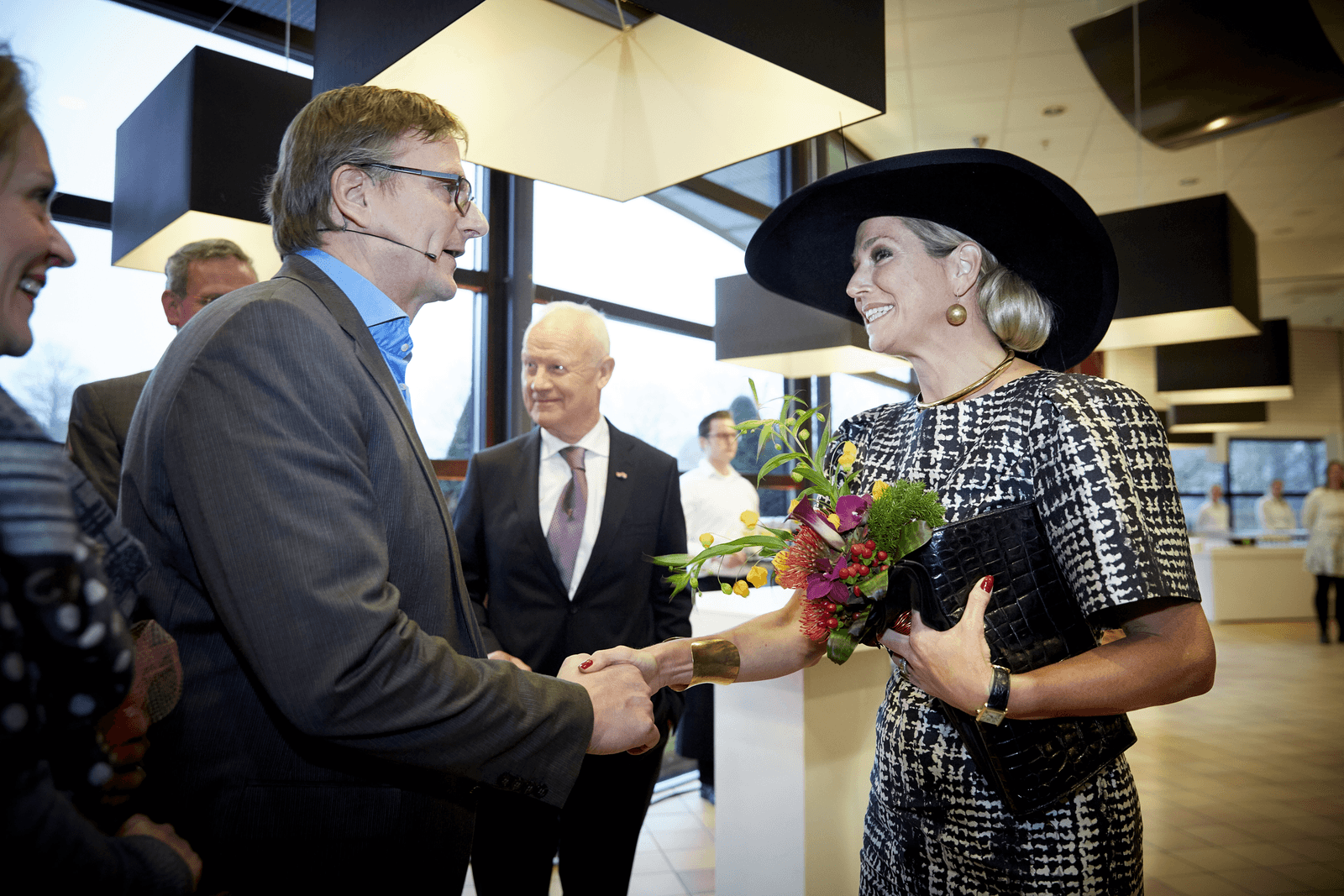 Koningin Máxima praat na afloop van de prijsuitreiking met Toon Ebben. Foto: ANP