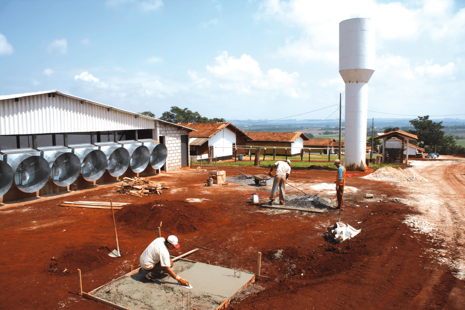Een Braziliaans varkensbedrijf in aanbouw. Daarbij is steeds meer aandacht voor dierenwelzijn en duurzaamheid. Foto: Guus ten Hove