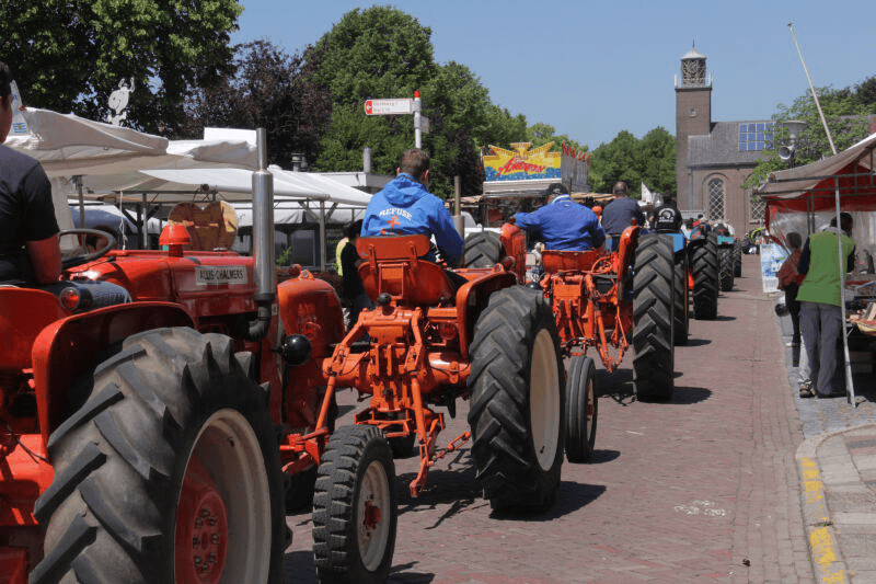 In Schoondijke in Zeeuws-Vlaanderen waren de jaarlijkse landbouwdagen. Het dorp werd opgesierd met landbouwwerktuigen - in hoofdzaak trekkers - van nu en toen. Hier een leuk koppel Allis Chalmers tijdens de rondrit door het centrum.