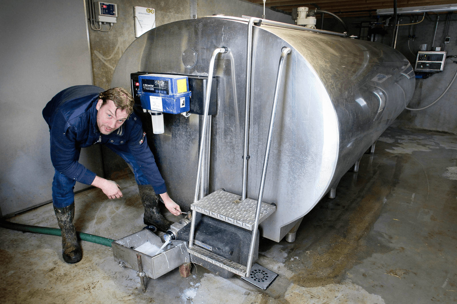 Melkveehouder Albert Mellema uit Olterterp laat 8.000 liter melk weglopen.