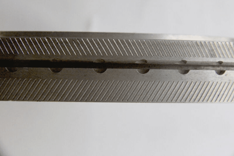 Hier een schijf met vierkante cellen. Deze cel vertoont slijtage, maar heeft waarschijnlijk ook mechanische schade opgelopen.