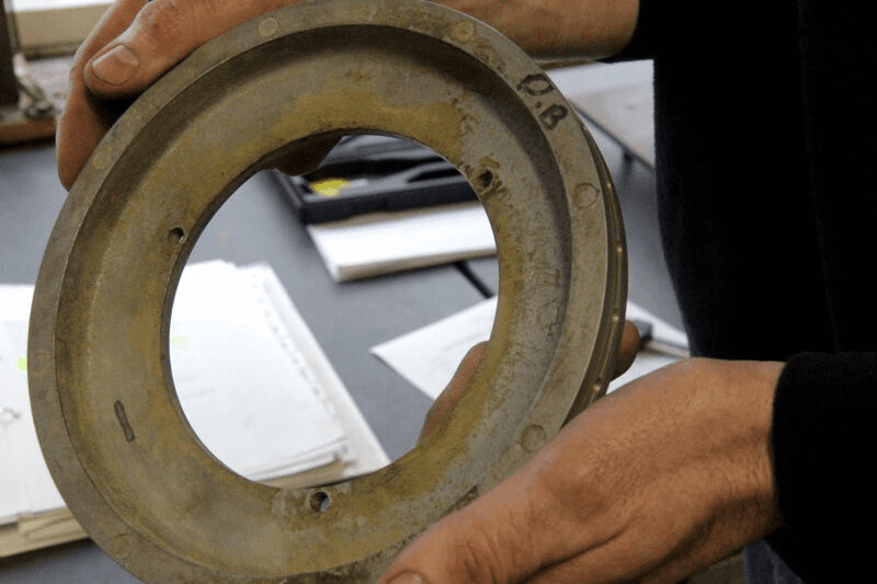 Ook wordt bij binnenvullende schijven de dikte van de schijf gemeten. Is die te ver afgesleten, dan volgt er ook afkeuring. In feite bepaalt de diameter van de zaadpil de tolerantie van slijtage.