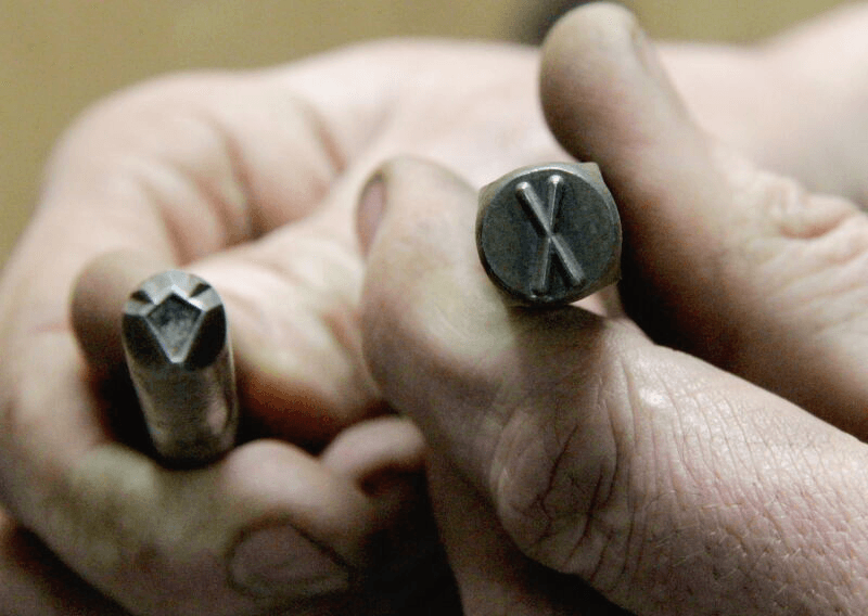 Van een buitenvullende zaaischijf worden 20 willekeurige cellen gemeten. 10 dieptemetingen en 10 diametermetingen. De verende voeler van de meter wordt in de cel gedrukt, tot beide armen van de meter tegen de zaaischijf komen. De gemeten waarde is de diepte van de cel. Wanneer het gemiddelde van de metingen meer dan 0,1 mm ruimer is dan voor tolerantie aanvaardbaar is, dan is de schijf voor dit onderdeel afgekeurd.
