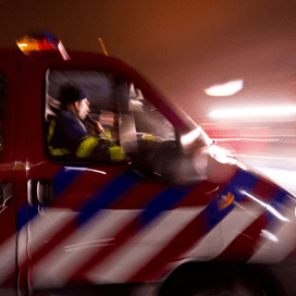 Trekker rijdt restaurant binnen