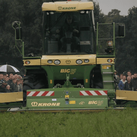 Krachtige machines tijdens voederwinningsdemo