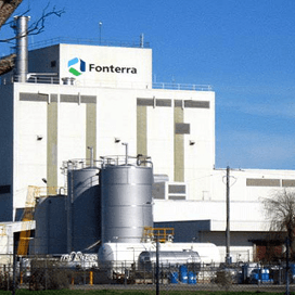 Fonterra (@Fonterra) <a href="https://twitter.com/Fonterra/status/629521988483186688">7 augustus 2015</a></blockquote>n<script async src="//platform.twitter.com/widgets.js" charset="utf-8"></script>","url":"https://twitter.com/Fonterra/status/629521988483186688"}'></span>--> </p> <h3 class="xms-subtitle">Flinke besparingen binnen Fonterra</h3> <p>Voor de eerste helft van het seizoen (juni tot december) gaat <a href="http://www.fonterra.com/global/en" target="_blank">Fonterra</a> uit van een bedrag van ruim €257 miljoen aan leningen. Het geld moet komen uit flinke besparingen die momenteel binnen coöperatie worden doorgevoerd. De onderneming verwacht dit seizoen de kosten met tussen de €300 en €360 miljoen te kunnen verlagen. Wat betreft de totale melkproductie dit jaar verwacht Fonterra een daling van 2 procent naar 1.589 miljoen kilo milksolids.</p> <h3 class="xms-subtitle">Herstel van markt nog onduidelijk</h3> <p>Hoewel Fonterra ziet dat de melkproductie wereldwijd reageert op de lage prijzen durft de onderneming nog niet aan te geven wanneer en hoe snel de markt zich dit seizoen gaat herstellen.</p>"