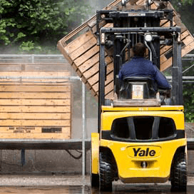 Pootaardappelkisten wassen en ontsmetten