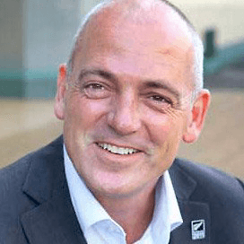 Fonterra (@Fonterra) <a href="https://twitter.com/Fonterra/status/621493641987661825">16 juli 2015</a></blockquote>n<script async src="//platform.twitter.com/widgets.js" charset="utf-8"></script>","url":"https://twitter.com/Fonterra/status/621493641987661825"}'></span>--> </p> <h3 class="xms-subtitle">Geruchten deden al langer de ronde</h3> <p>Het bericht over de ontslagronde komt een dag nadat de prijzen van zuivelcommodities op <a href="http://www.boerderij.nl/Rundveehouderij/Nieuws/2015/7/Prijsindex-Fonterra-op-laagste-punt-ooit-2657875W/">de internetveiling van Fonterra naar een historisch dieptepunt daalden</a>. De geruchten over een grote ontslagronde gingen echter al langer rond. Eigen mensen en externe consultants werken al maanden aan een plan om de efficiëntie binnen het bedrijf te verbeteren.</p> <p>   <!--<span data-type="embedcode" data-provider="twitter_tweet" data-parameters='{"raw-snippet":"<blockquote class="twitter-tweet" lang="nl"><p lang="en" dir="ltr">"There’s no question it’s hard for those affected. There'll absolutely be opportunities for those in the 523 roles to apply for other roles”</p>&mdash