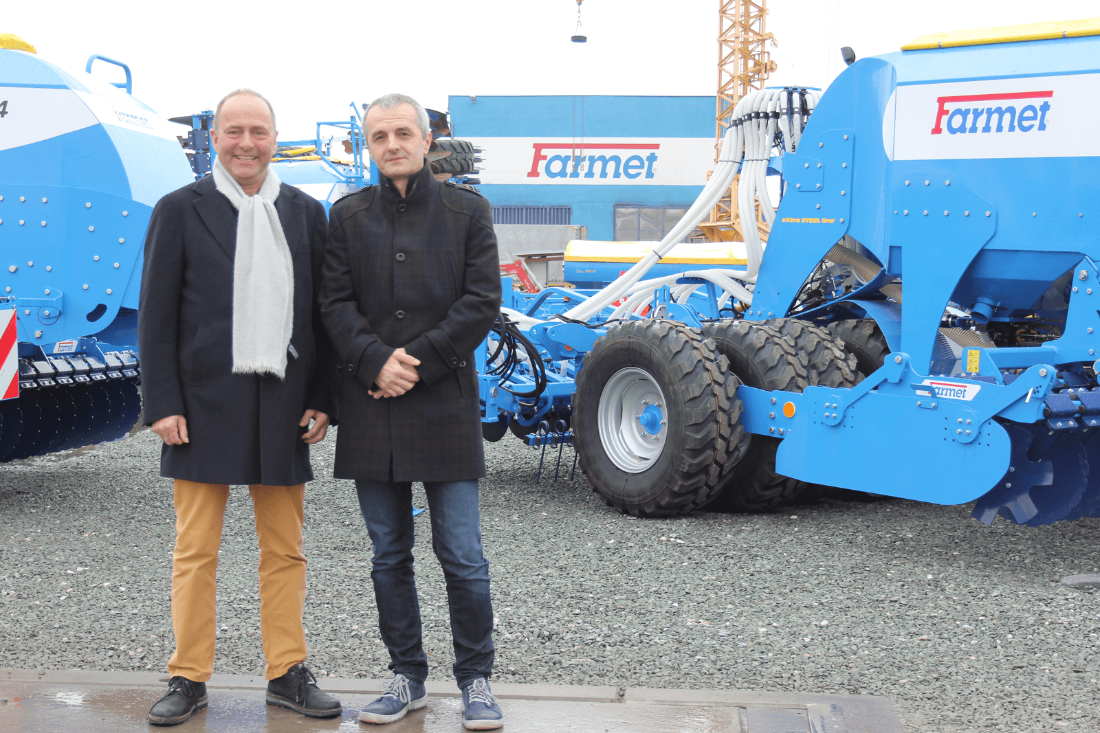 Staand voor de machines en fabriekshallen van Farmet in het Tsjechische eská Skalice: de Nederlandse importeur Adriaan van den Berg (links) en Farmets commercieel directeur Michal Kukula. <em>Foto's: Bas van Hattum</em>