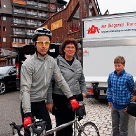 Varkenshouder fietst voor het goede doel (3)