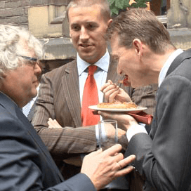 Parlementaire barbecue: netwerken en vlees eten