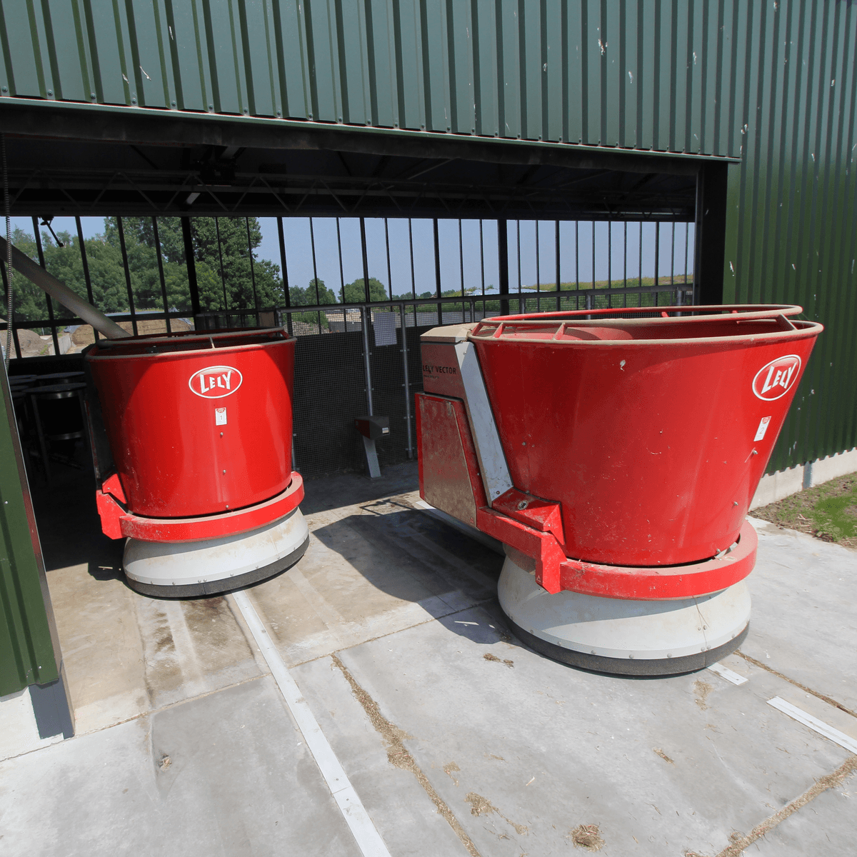 325 koeien voeren met twee robots