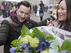 Bloemenbureau geeft bloemen cadeau