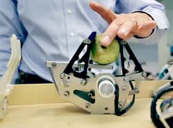 ‘Zachte’ robothand maakt kans op innovatieprijs