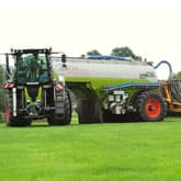 Claas Xerion met tankoplegger